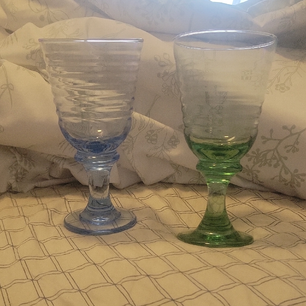 Libbey Sirrus Light Blue and Light Green Glass Goblet Mixed Set. Stunning Duo